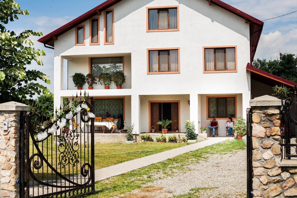 Casa Renti Hotel Novaci-Străini Eksteriør billede